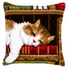 Спящий кот на книжной полке Набор для вышивания подушки VERVACO